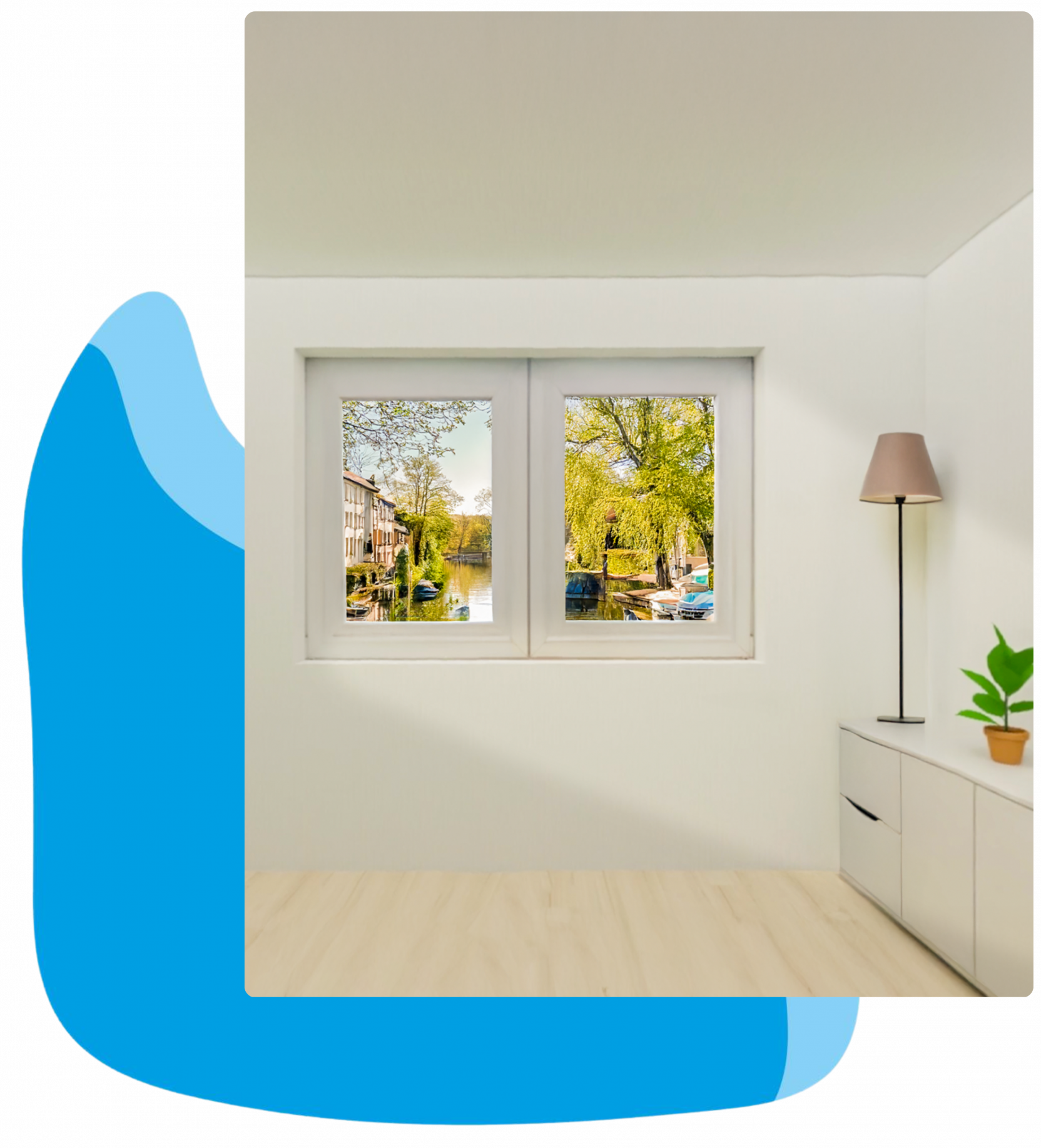 Ein heller Raum mit zwei Fenstern, die auf eine grüne Landschaft blicken. Eine Lampe und eine Pflanze ergänzen die Einrichtung. Ideal für Immobilienpräsentationen.