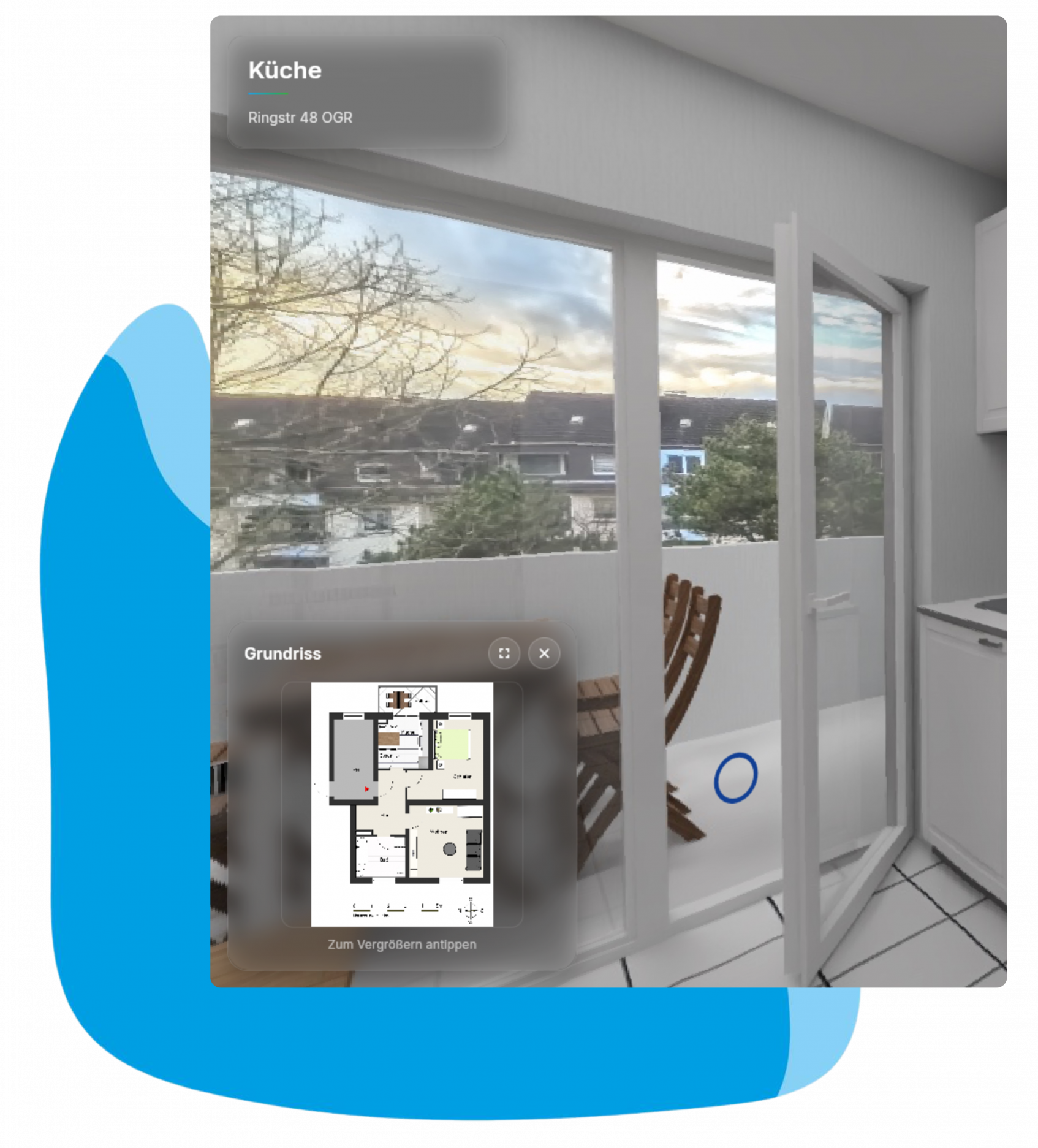 Ein heller Küchenraum mit Zugang zu einem Balkon. Im Hintergrund sind Stühle und ein Tisch sichtbar, während eine detaillierte Grundrissansicht unten angezeigt wird. Die Atmosphäre wirkt einladend und freundlich.