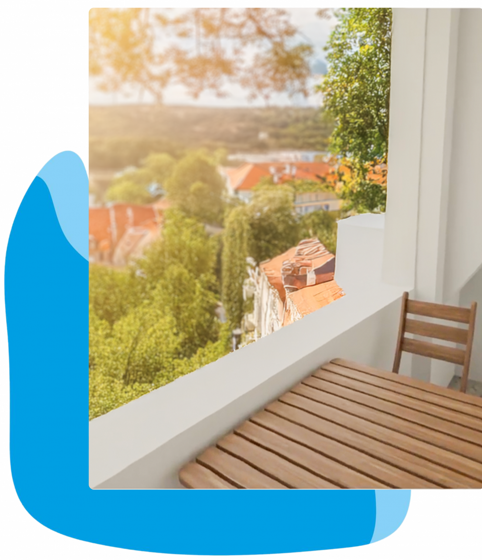 Blick von einem Balkon auf eine grüne Landschaft mit Häusern. Der Tisch aus Holz und ein Stuhl sind im Vordergrund sichtbar, während die Sonne eine warme Stimmung erzeugt.