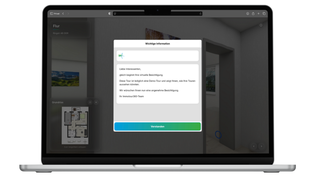 Ein Laptop zeigt eine virtuelle 360°-Tour mit einem Info-Modal. Das Modal informiert über die Demo-Tour und bietet Kontaktmöglichkeiten. Die Umgebung ist modern und hell gestaltet.